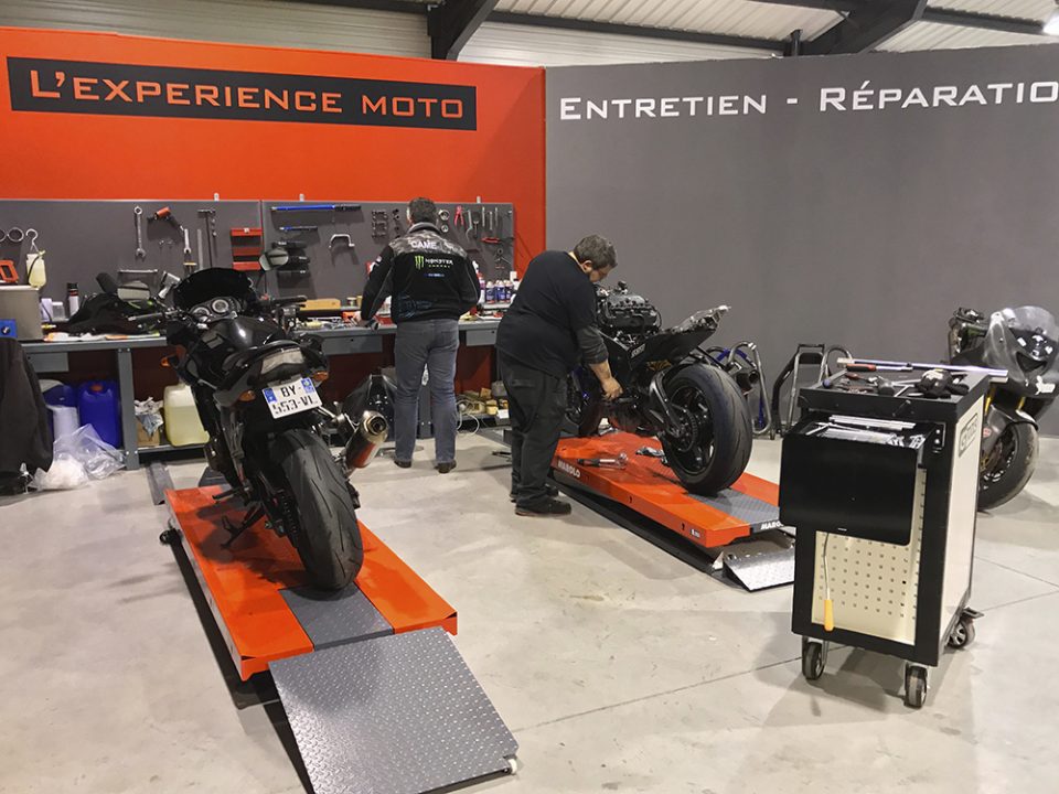 Delerue l'expérience moto dans l'atelier